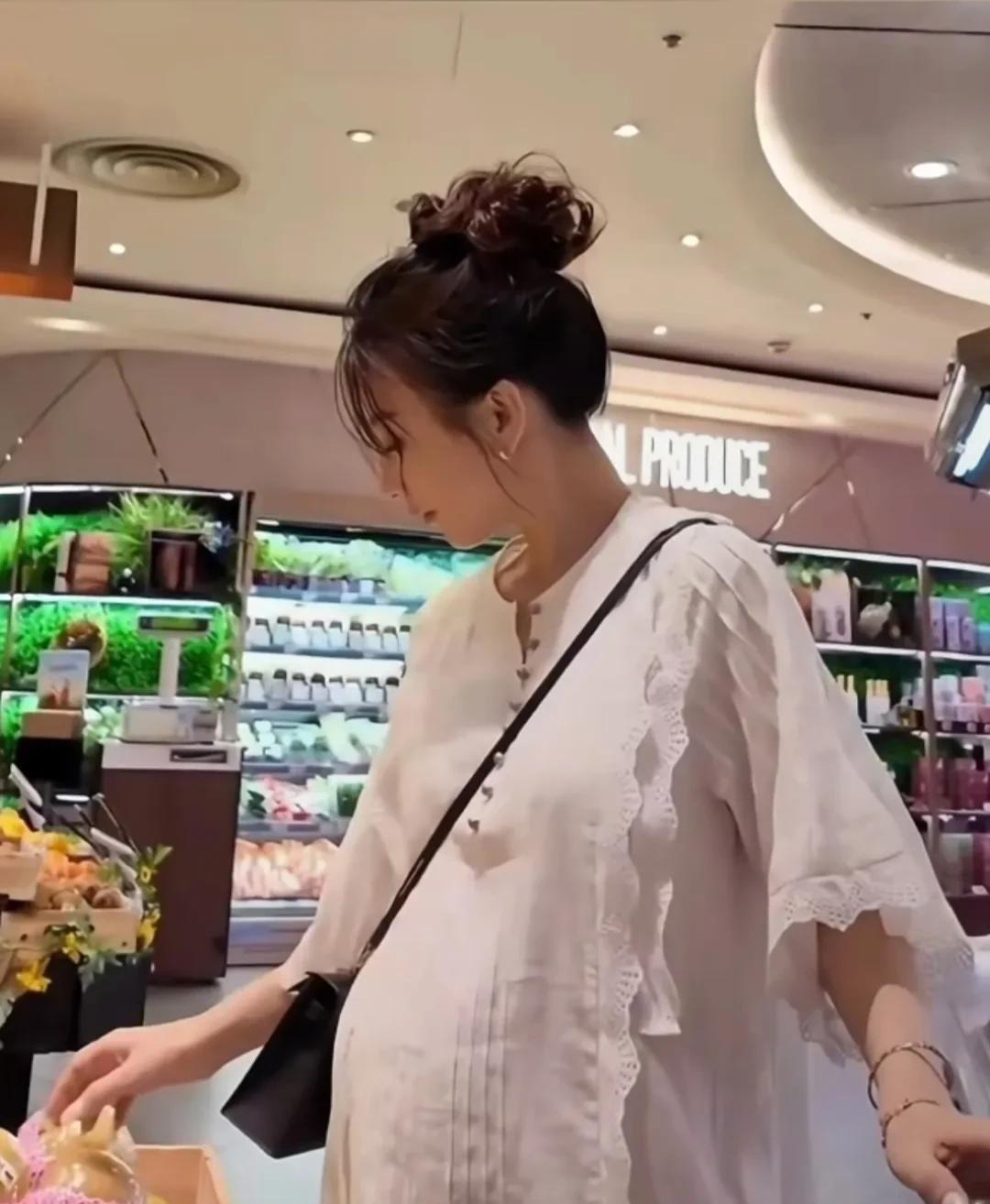 天王嫂方媛被网友遇见挺着大肚子在逛超市，看肚子，这已经得有七八个月了吧，肚子尖尖