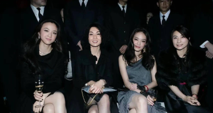 郭晶晶曾与舒淇、汤唯、张曼玉同框合影，四位气质女性各有各的美，美的高级，这张照片