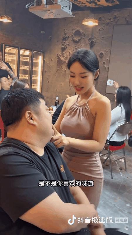 美女这操作是个男人都受不了！胖哥本来是个很正派的人，但是，一个美女却过来在他