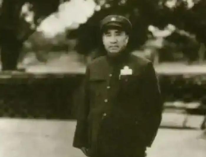 红军长征来到大渡河安顺场时，杀了几头猪，给战士们改善伙食。猪肉吃完了，剩下一个猪