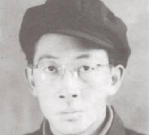 1950年，大汉奸张景惠走进战犯管理所，却看见同为汉奸的儿子穿着军装站在门口。