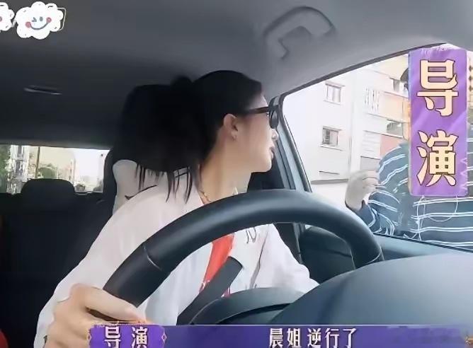 看车牌号和右下角的时间和狗仔爆料似乎一致，但图上的人应该不是金晨，身高看着就不是