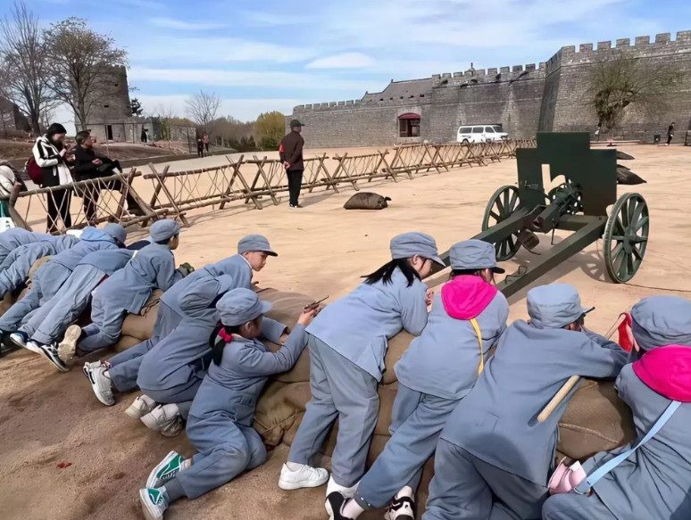 冲啊…山东一个景点在51期间推出了沉浸式体验：跟着“独立团的团长”攻打“平安县城