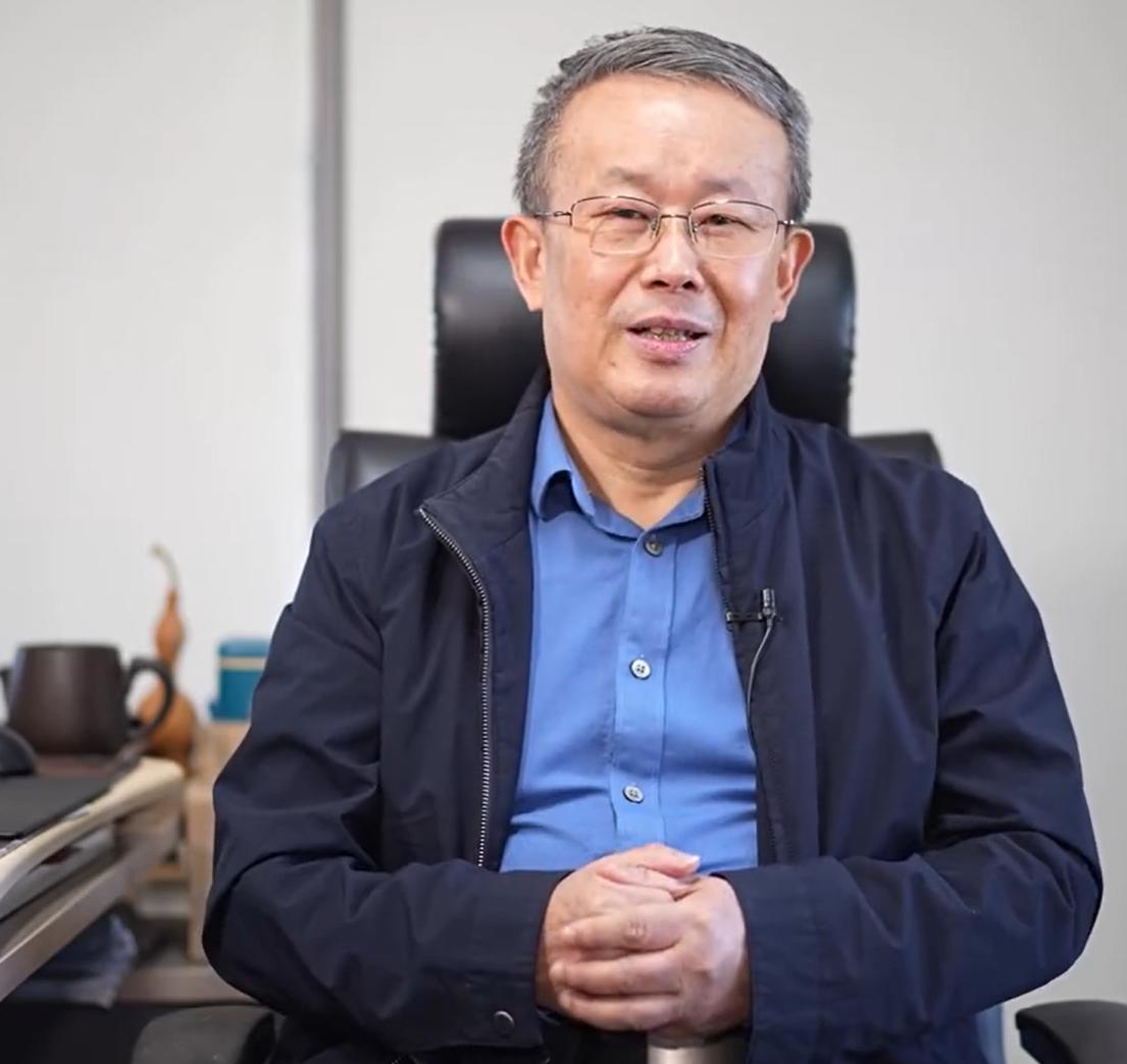 项立刚第七篇“指导”罗永浩“暖文”[抠鼻]12月24日，飞象网项立刚发布评罗