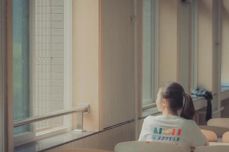 那天晚上加班到半夜，电梯里碰到了刚入职的实习生妹妹。她低着头刷着手机，发梢