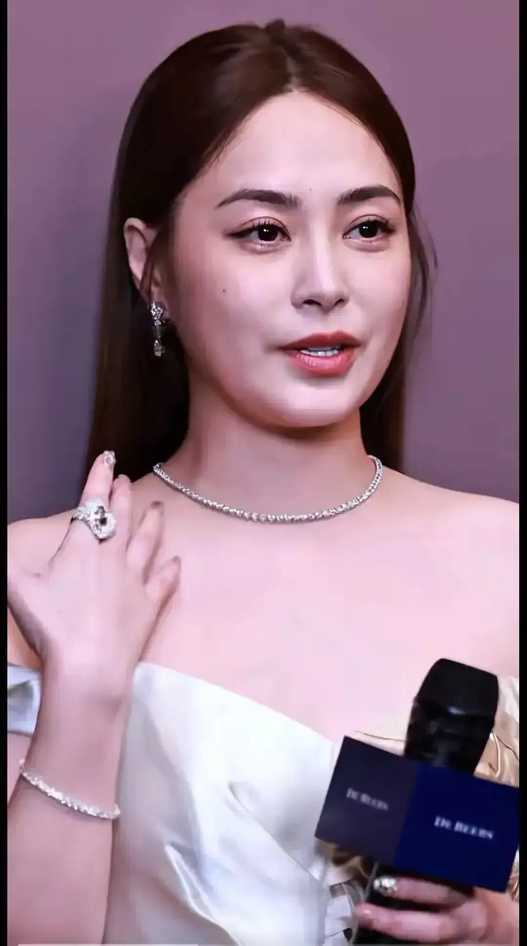 大型社死现场，真的太尴尬了！！！感觉如今的阿娇业务能力太差了，跳个舞还把扇子掉了