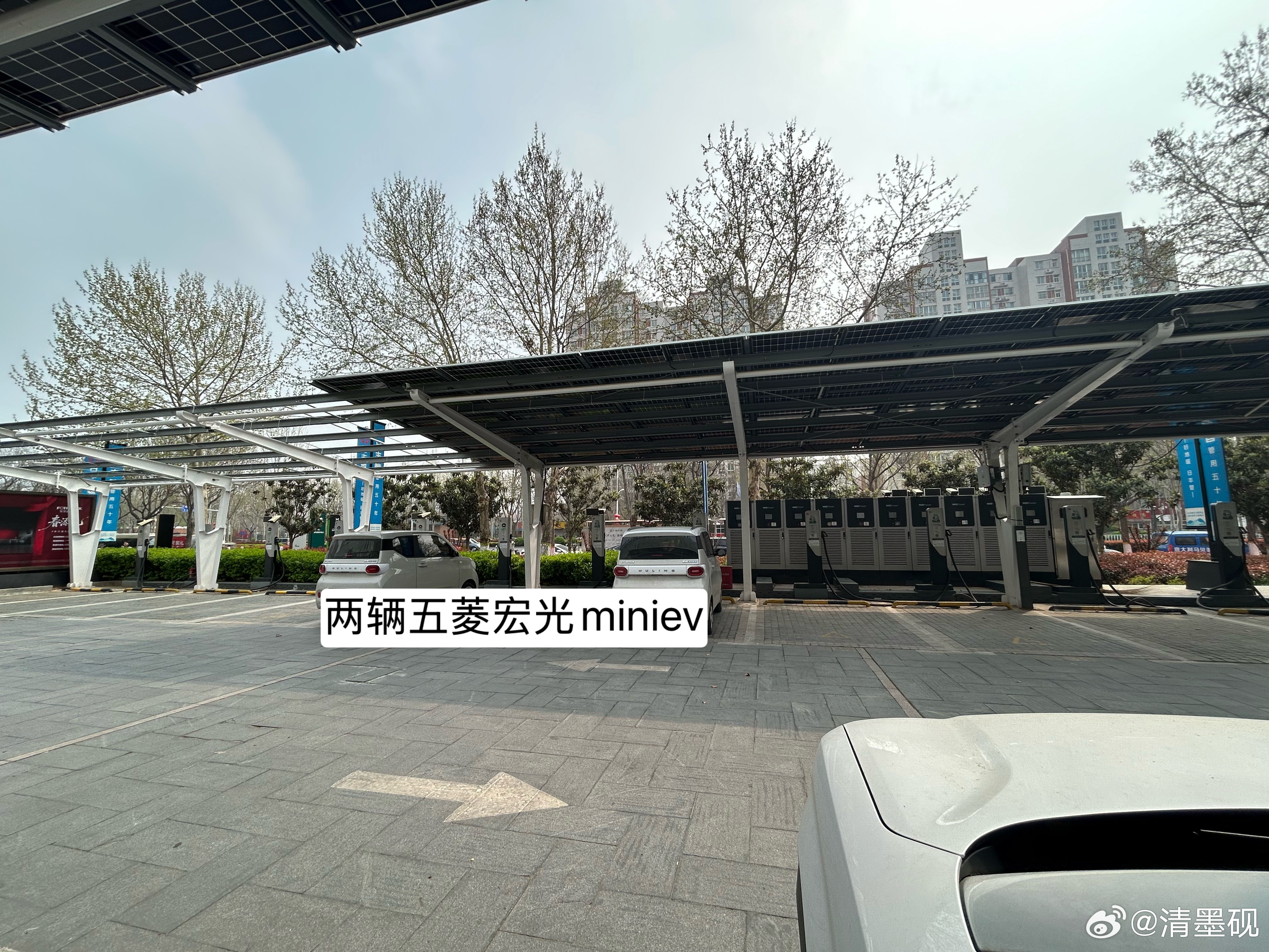 路过一个充电站！里面有三家品牌，蔚小理三个品牌，是在红星美凯龙旁边！蔚来的桩有2