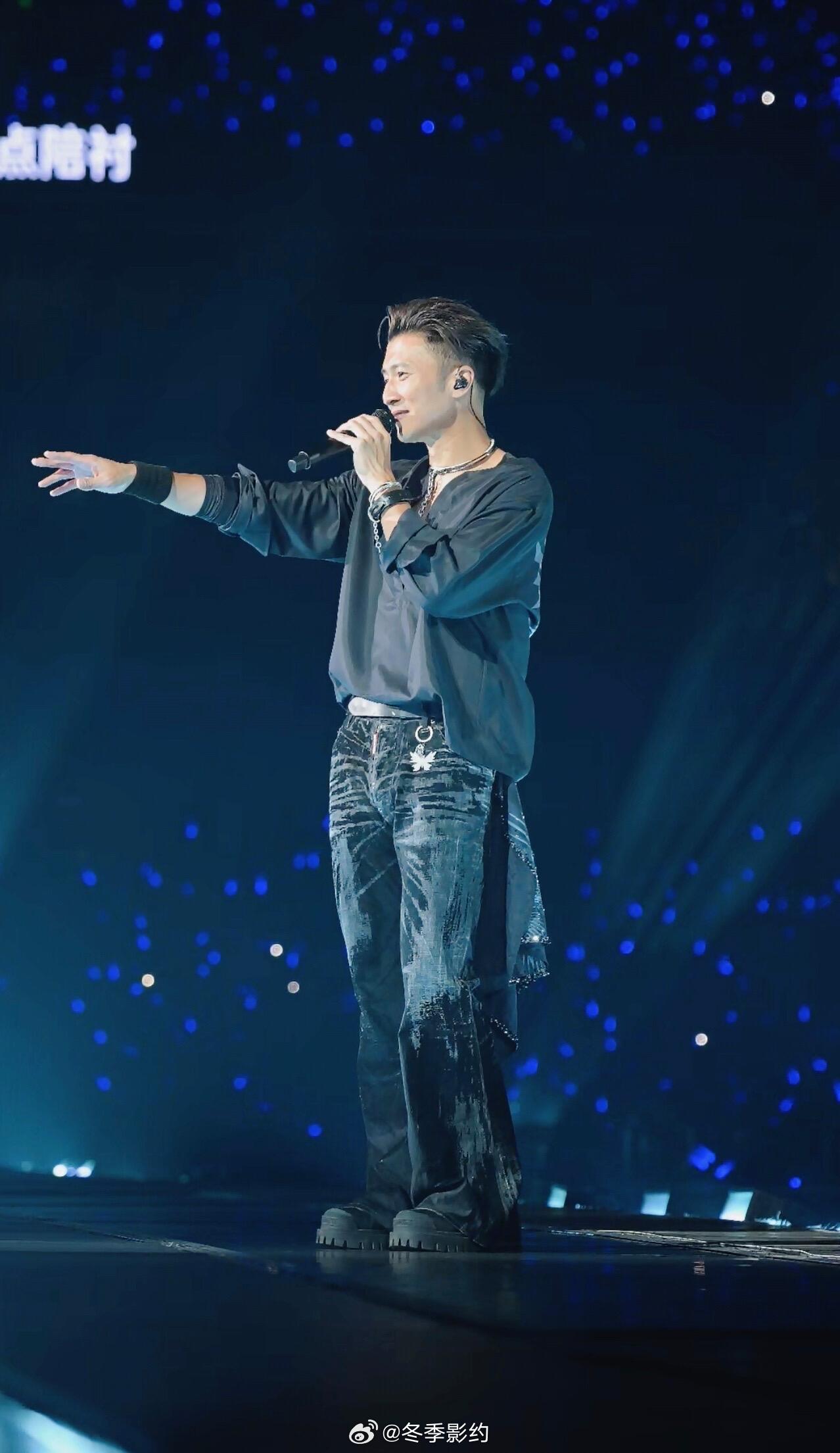 谢霆锋月老上号了谁懂啊去看谢霆锋演唱会还能被当月老现场撮合，他唱歌间隙催台下情