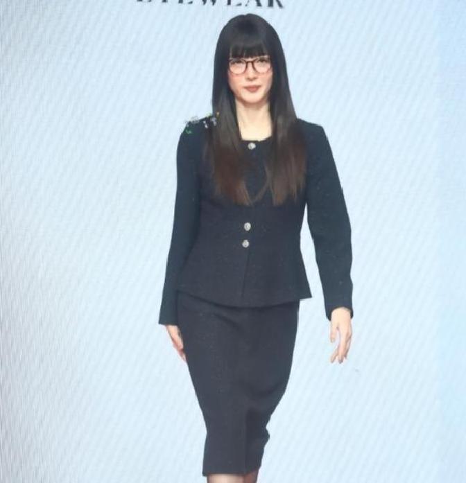 江疏影这半年藏得够深的，11月20号突然现身厦门眼镜展，穿一身黑西装，头顶齐刘海