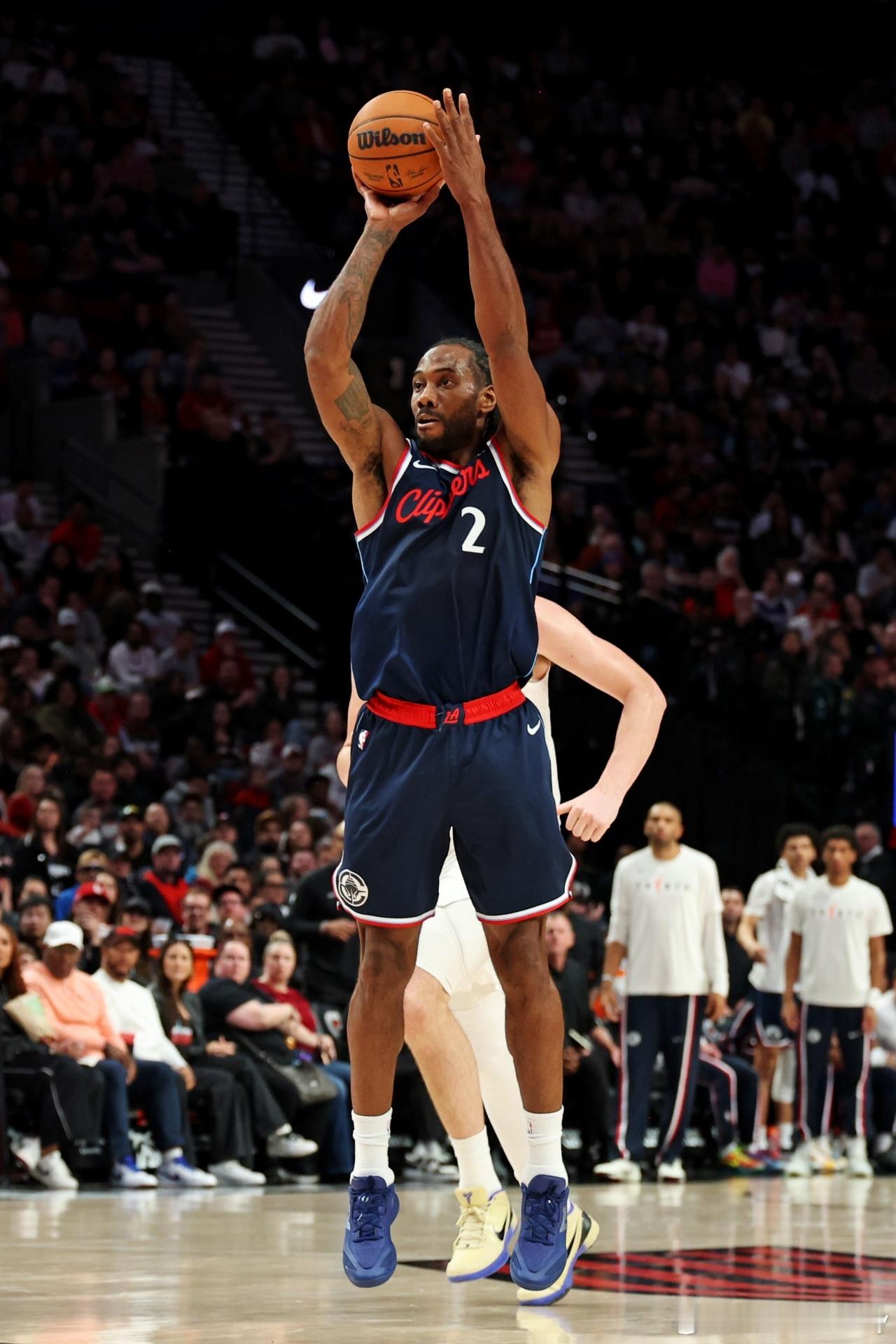 快船伤病报告：伦纳德（左脚踝扭伤）出战成疑。比尔（左髋骨折）、以赛亚·杰克逊（右