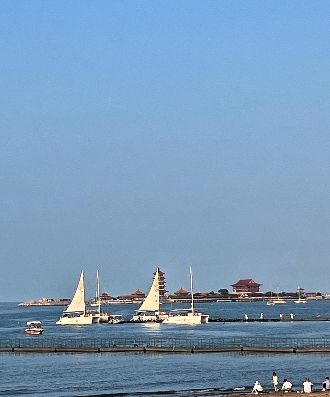 有个姐妹给我说，姐妹之间再也别搞什么雄竞了。跟身边的闺蜜们和平相处，别有事没事