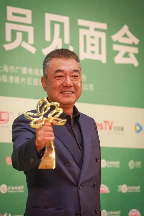 好奇查了一下白玉兰最佳男配董勇。不查不知道。一查才知道，原来董勇身上最硬的底色，
