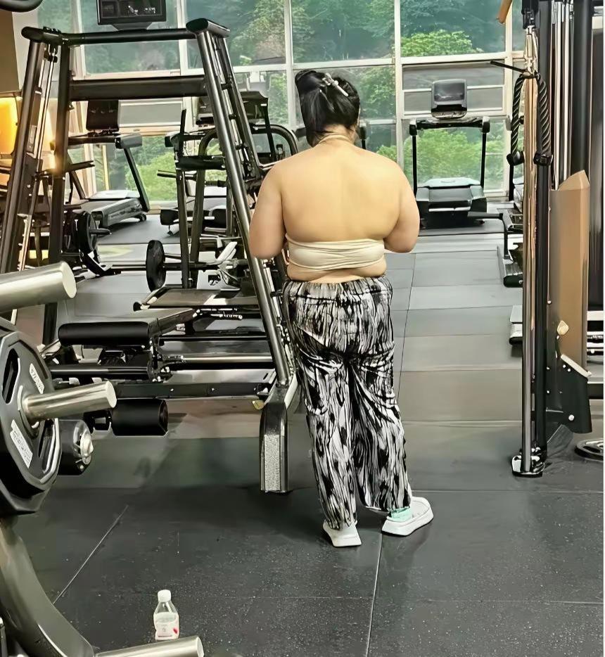 谁遇到这种场面不会犯尴尬？偌大健身房就只剩两个人，对方这身穿着，弄得人都不知道