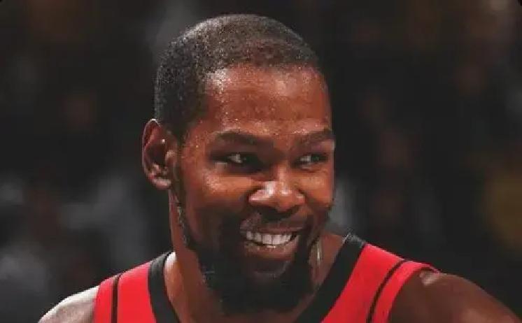 乌杜卡命令杜兰特：把球交给那个菜鸟。不是杜兰特单打不动了，是乌杜卡亲手撕碎