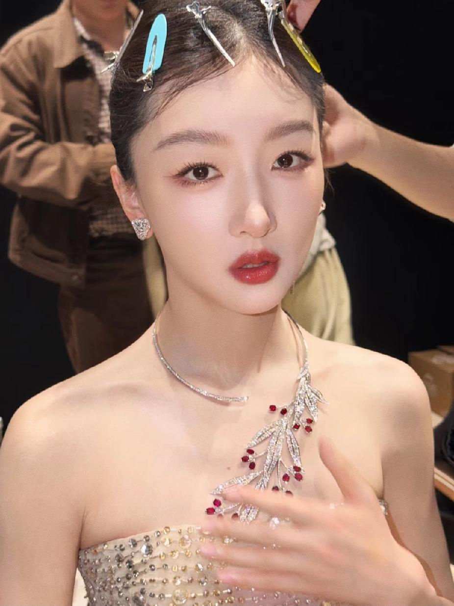 顶级骨相！只不过她并不特意走美貌路线！这次的妆容确实出彩！卧蚕处理的妥妥的！自