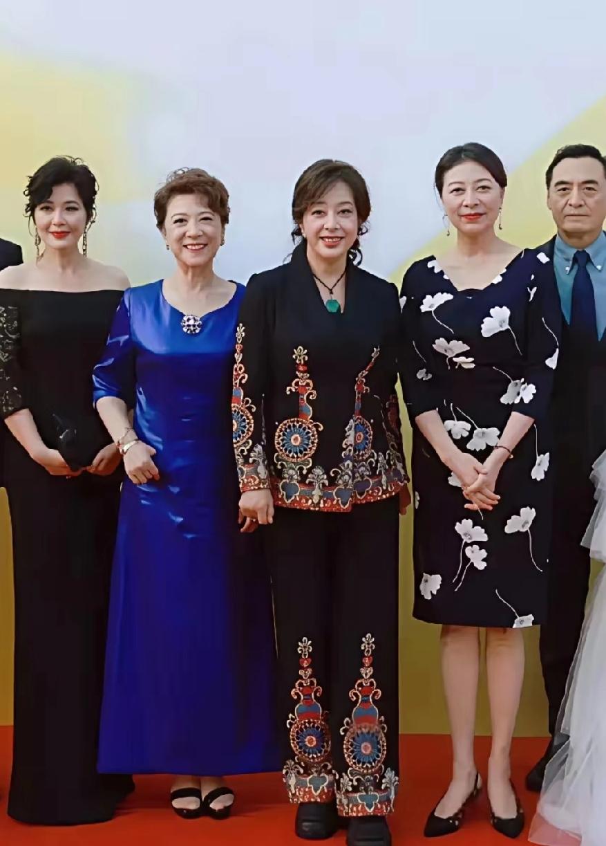 老戏骨同框这几位实力派前辈太有气场了！一眼认出王馥荔、刘晓庆、岳红，都是童年