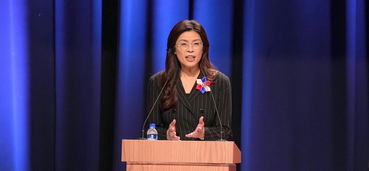参选中国国民党主席的前民意代表郑丽文10月2日晚上在辩论会上警告，2028前若赖