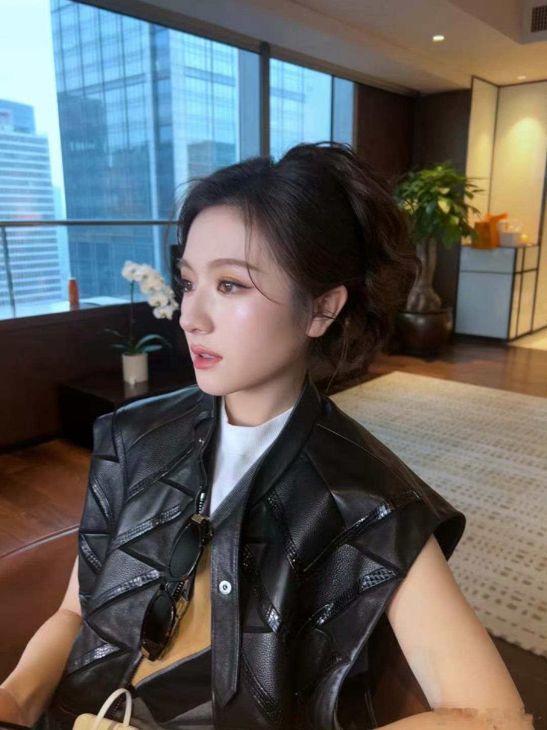 李兰迪匆匆忙忙游刃有余这组街拍太有早八人既视感！无袖皮衣叠搭几何裙，赶时间的