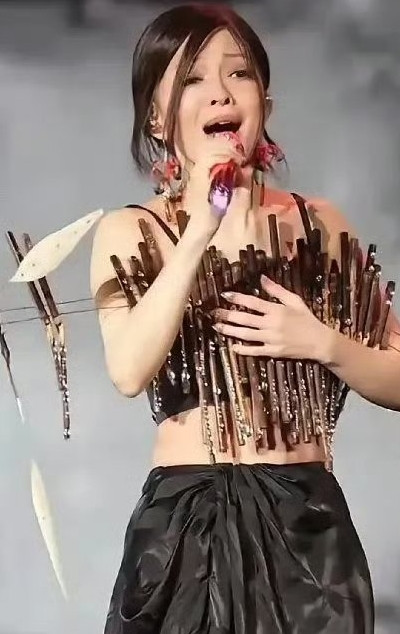 张韶涵得罪造型师了吗？这套演唱会造型除了猎奇看不出有丝毫的美感，和她以前的造型简