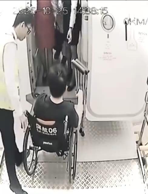 年少时对郑智化还是有一定的好感的,觉得他写的歌虽然有点像口水歌,但他写的词的确是