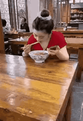 看手机入了迷，差点就亲上了！