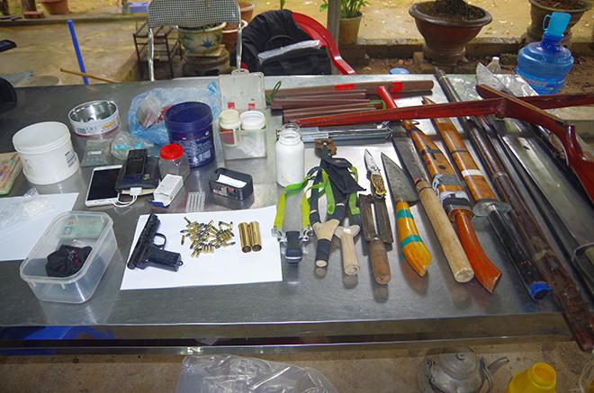 越南太原省大图县警方在对一名涉嫌非法买卖毒品嫌疑人的家中执行搜查时，发现并收缴了