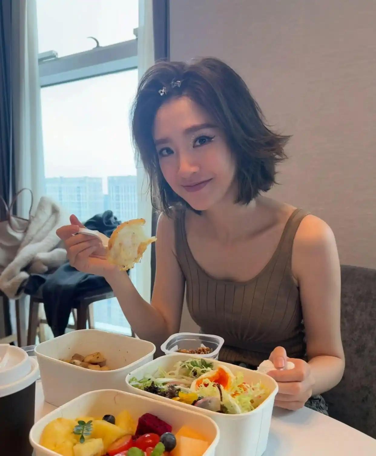 乘风2026》初舞台直播的后台采访间里，唐艺昕对着镜头，声音有些哽咽。这不是节