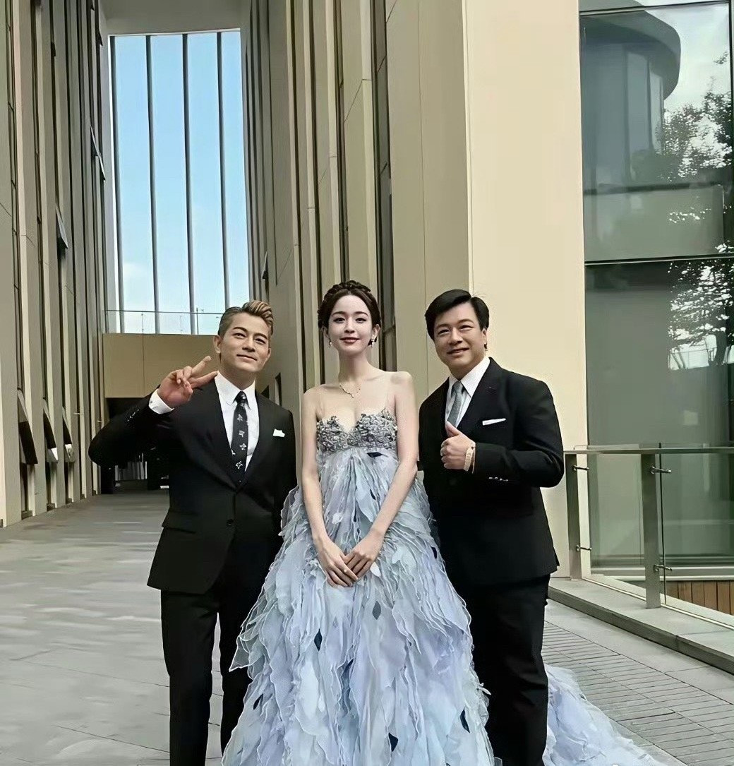 不怪郭富城忍不住跟她合照。作为一个女人，我都心动不已