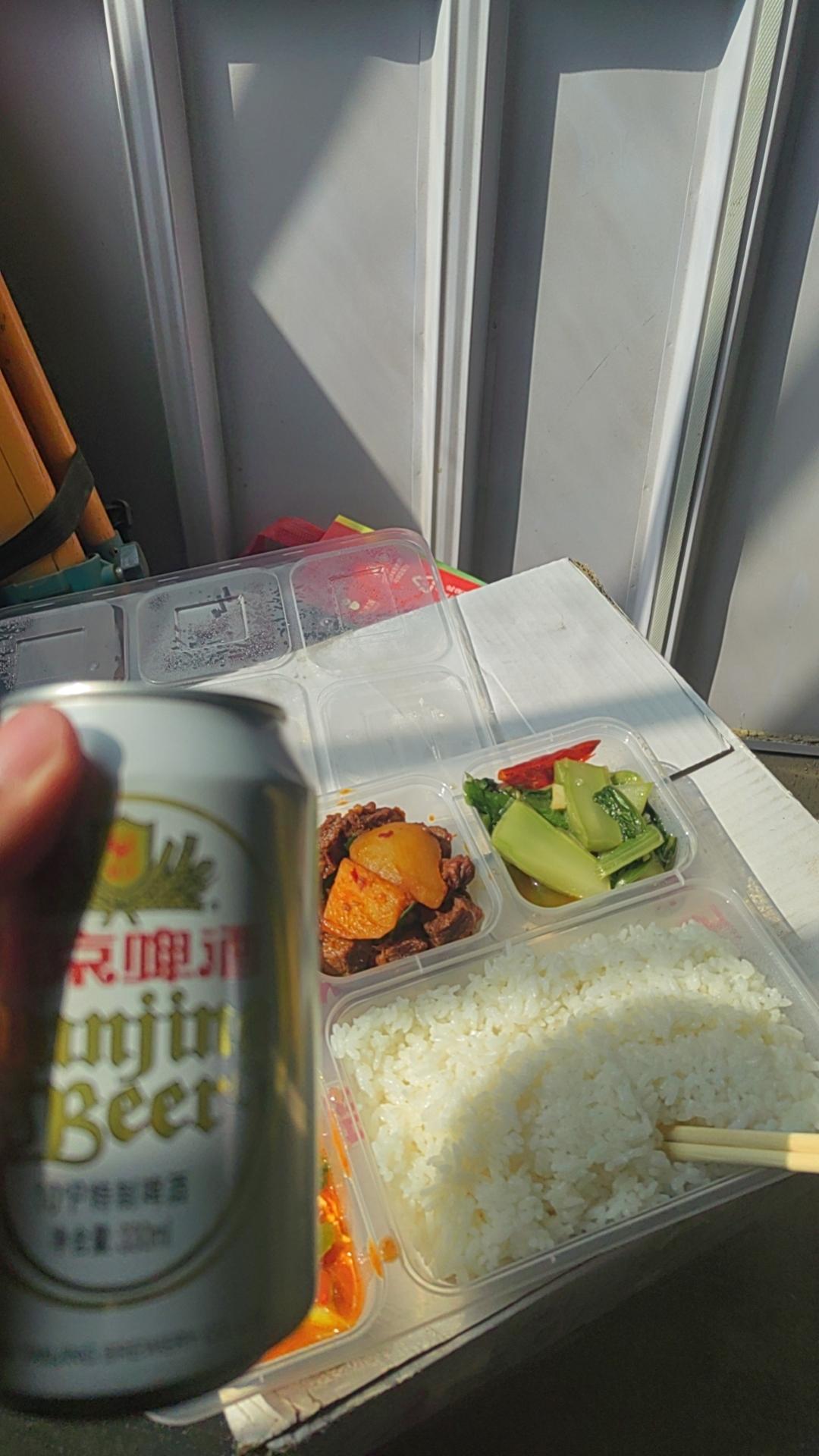 今天食堂的饭菜格外美味，我想这大致就是心理作用吧，其实今天的饭菜和平常的一模一样