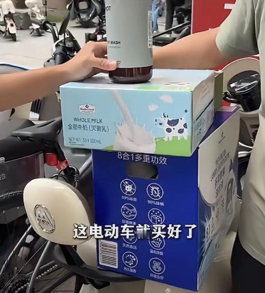 浙江一位父亲送儿子前往湖南大学报到。快要分开时父亲坦言，每月给你两千块当作生活费
