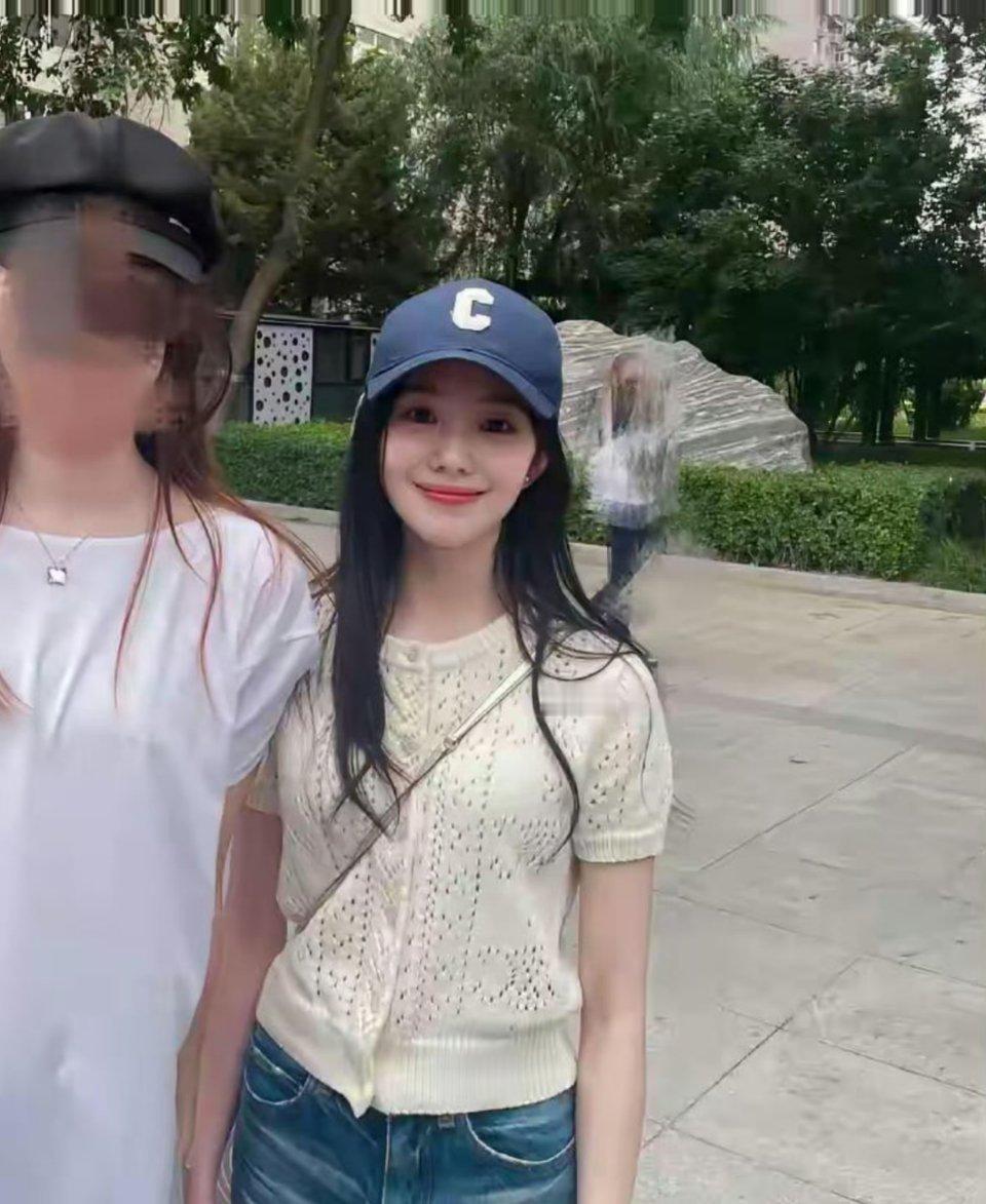 我丢，刘浩存现实中这么恐怖的吗，素颜情况下也大大方方跟路人合照。难怪能成为张艺谋