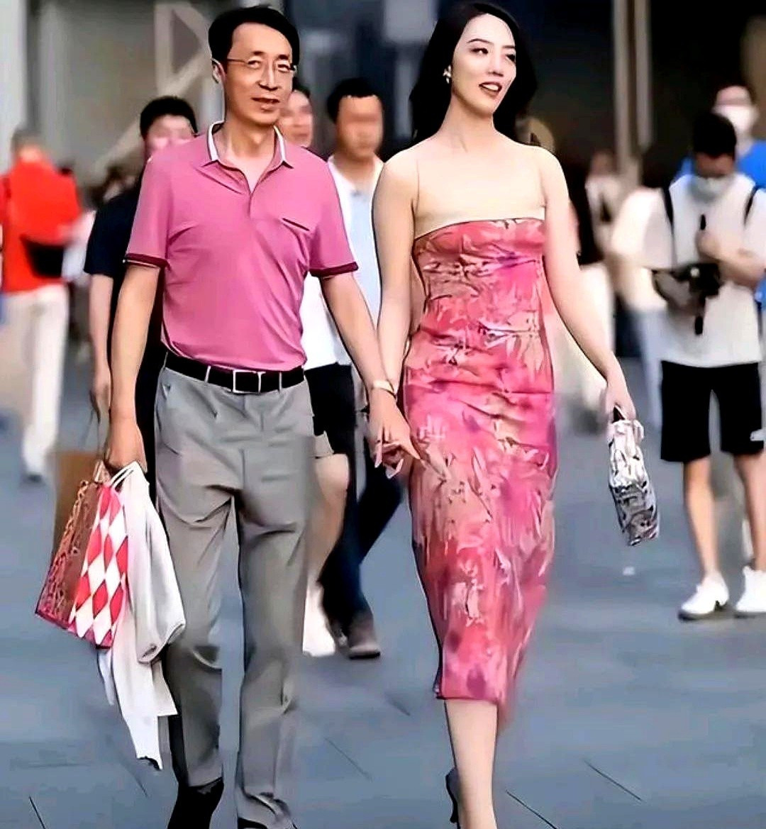 成都太古里牵手门女主凉凉太古里牵手门女主董思槿，她现在怎