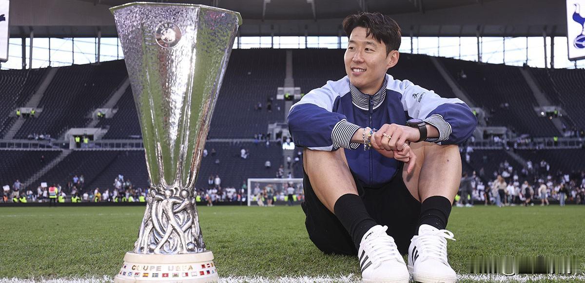 就在刚刚过去的夏天热刺传奇孙兴慜突然的告别球队，时至今日看到萨拉赫的表现，确实更