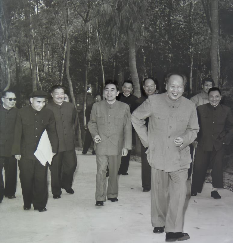 这是1960年初在广州的一张合影，邓小平和林彪罕见同框。当时在广州召开军委扩大会