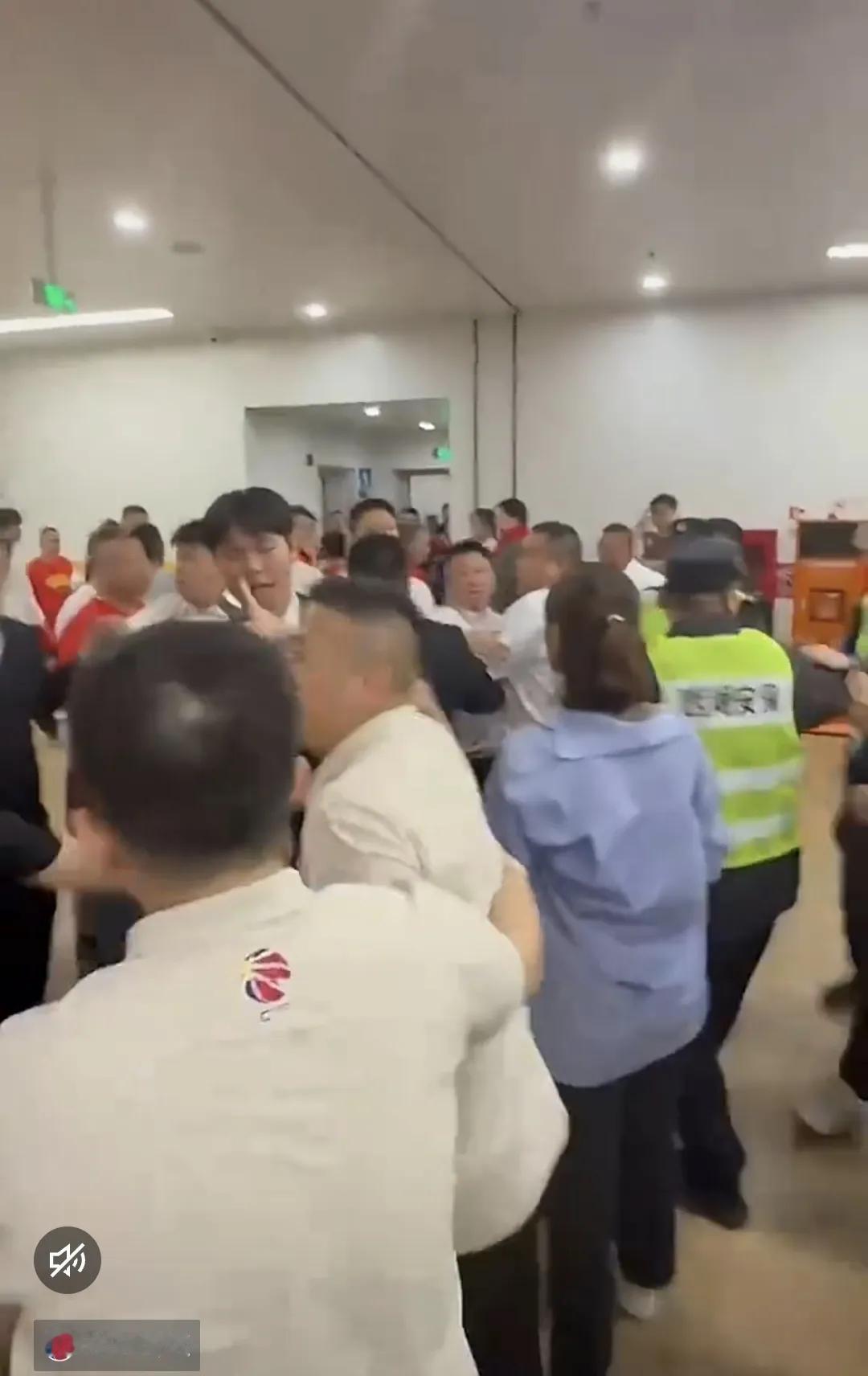 广厦的球迷们，你们真是让全国人民开眼了！本以为骂骂裁判、喊喊黑哨就可以了，没想