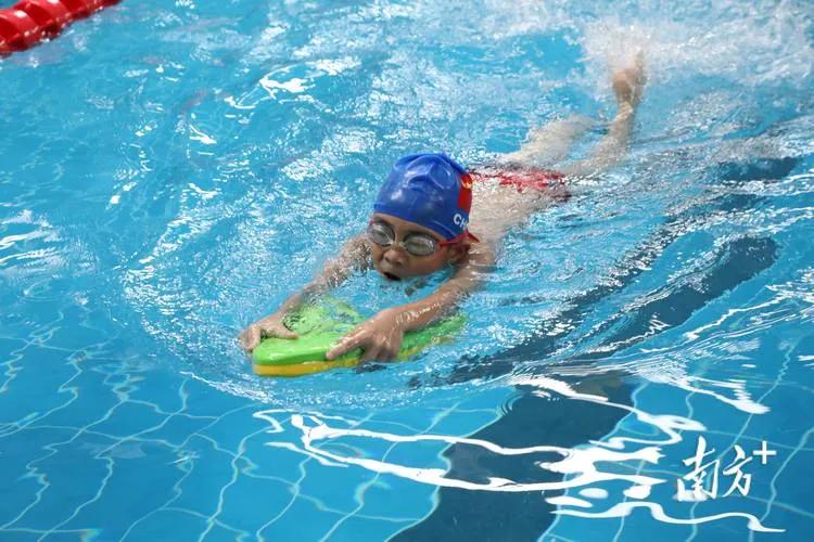 广东广州，女子带7岁的儿子到游泳馆玩，一不留神，孩子溺水身亡，后经商定，游泳馆赔