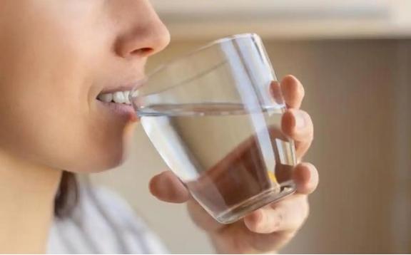 多喝水能消胆结石？提醒：消除胆结石有4个最佳方式，不是多喝水“多喝水能消除胆