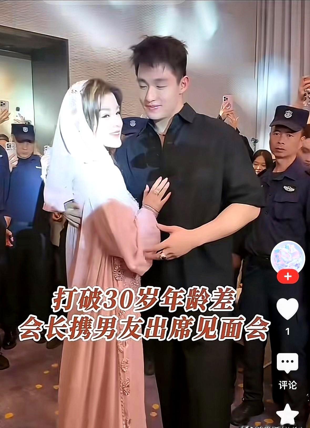 一个下意识的后撤步，恩爱滤镜碎一地。53岁的美容集团创始人于文红，在活动上想