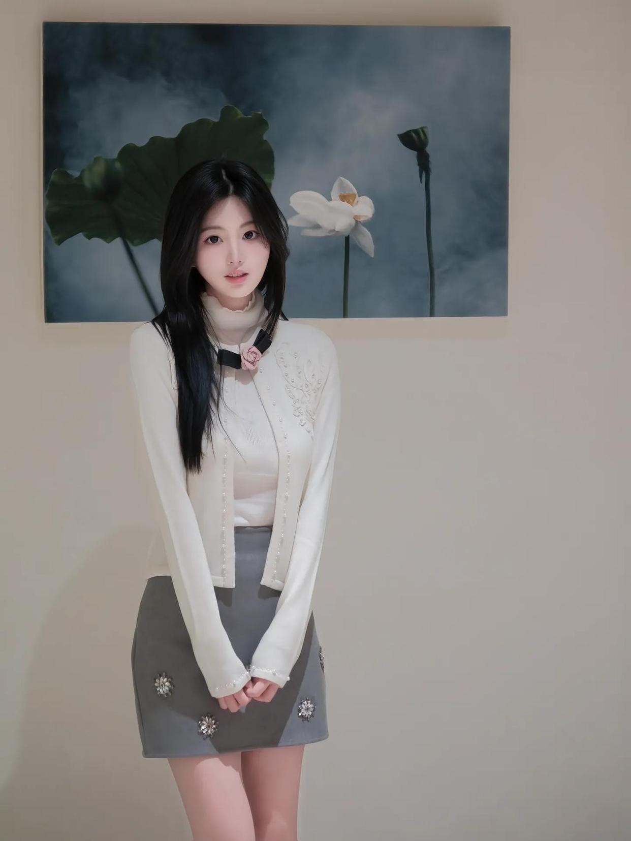 你抬手轻抚发丝像风拂过花瓣背包里是否装着未寄出的信笺你站在时光里不言