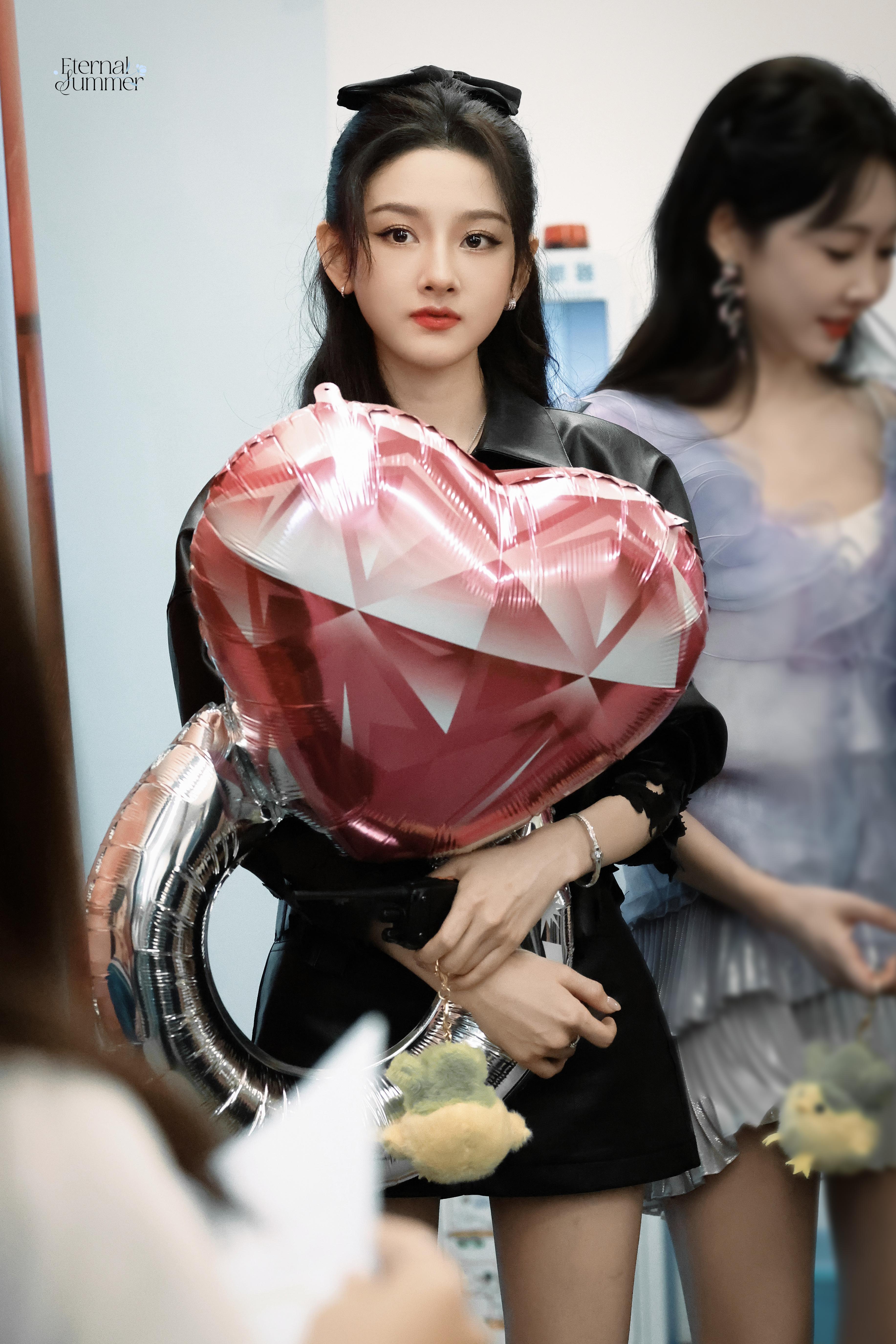 宋祖儿马年添个新装扮在复制粘贴的时代，你是手写的诗