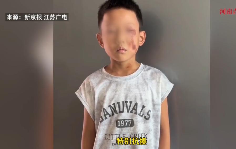 “这下后悔了吧！”9月21日，江西抚州，一男孩调皮招惹家中圈养的鸵鸟，没想到被鸵