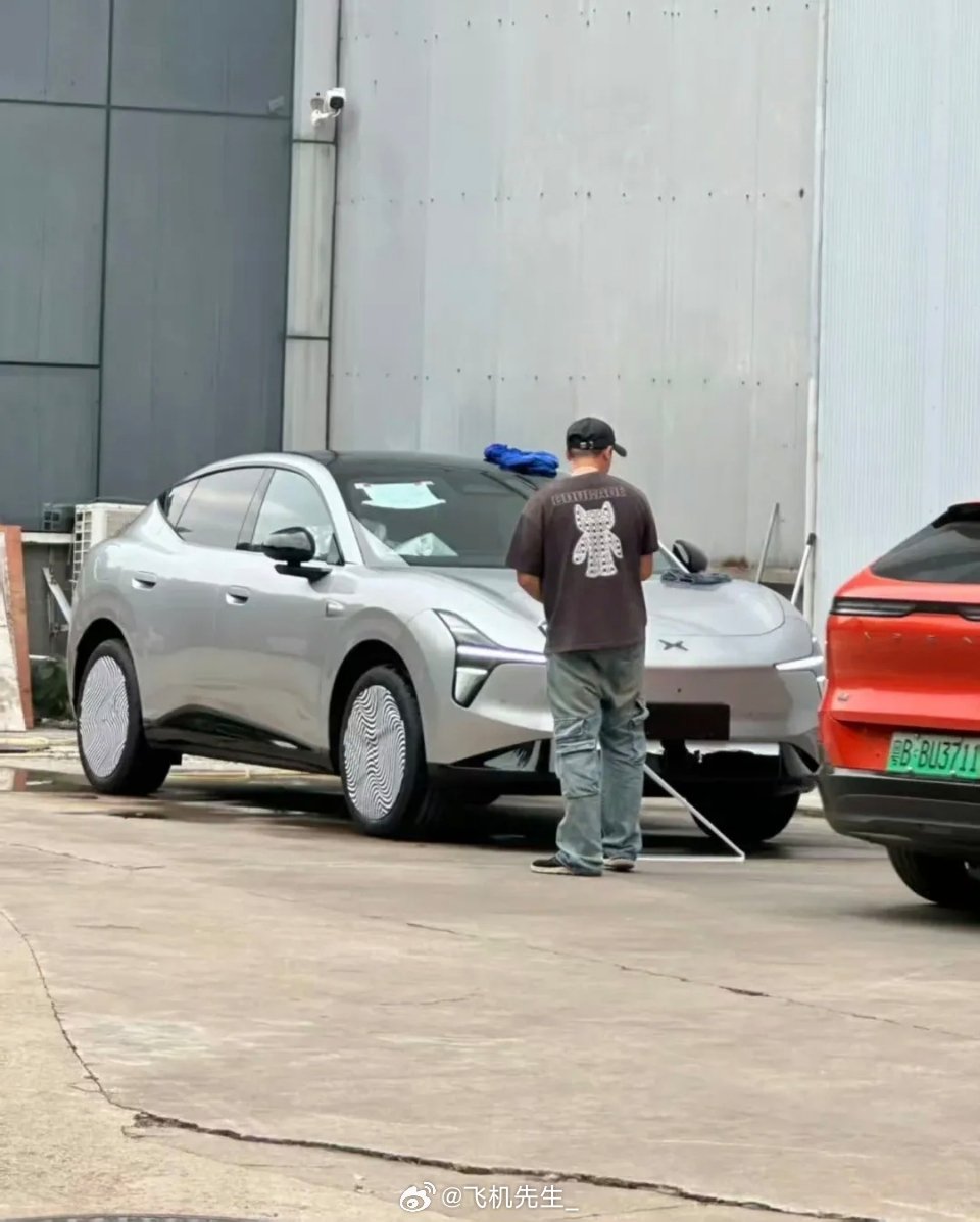 小鹏MONASUV首张正式照片来了。有了新的家族语言了，前灯的设计质感更好