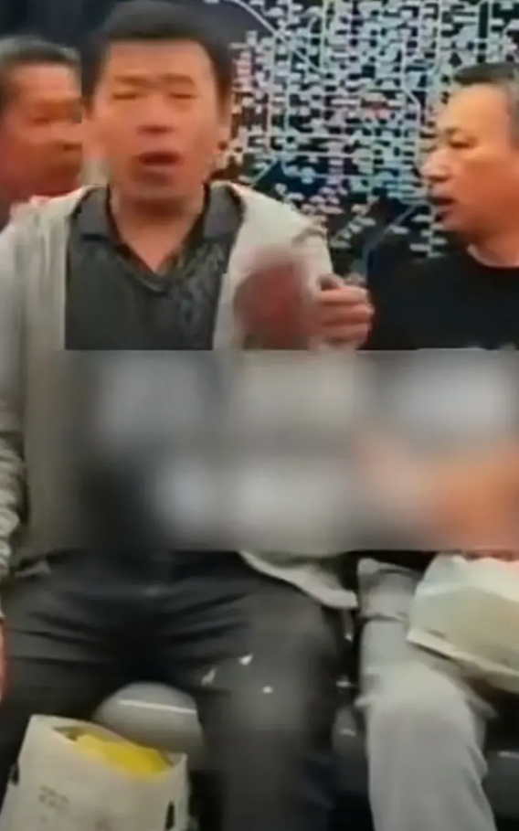 应该给北京地铁挨骂的农民工颁发委屈奖！该农民工受到辱骂后，没有以牙还牙，而是