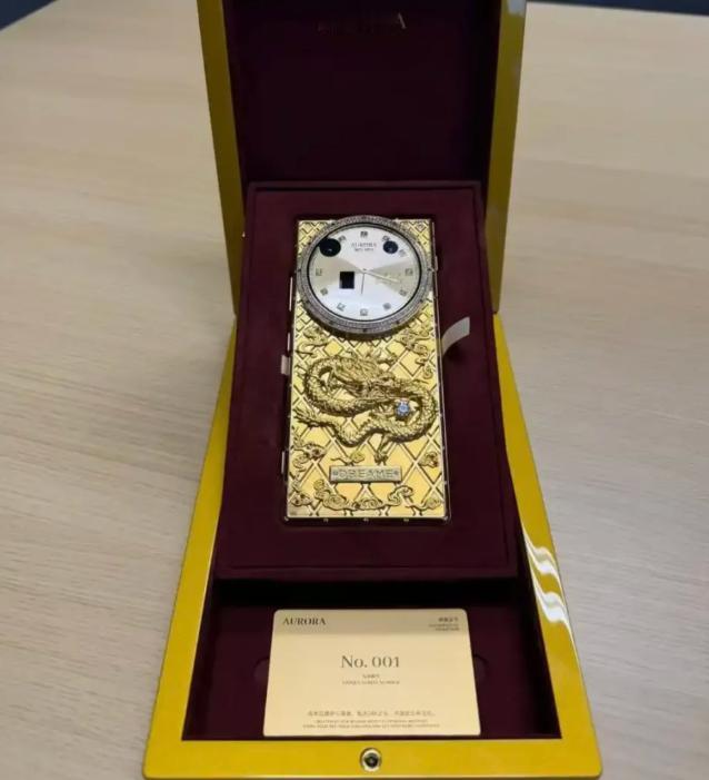 一台国产手机，刚刚卖出了20.23万元。这是中国手机史上单台卖出的最高价，这笔钱