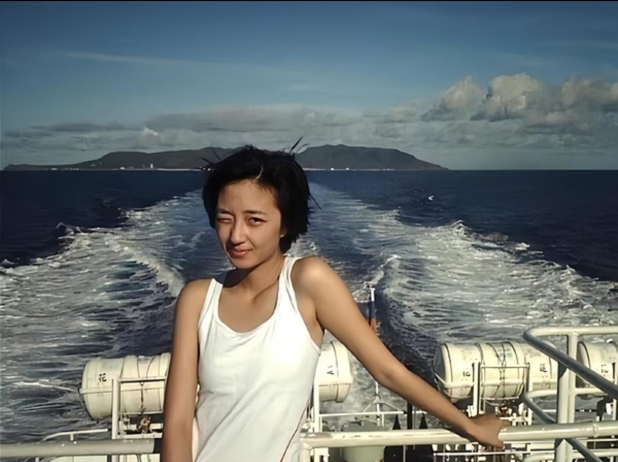 桂纶镁吧，好灵动，气质真的独一份。为什么有法令纹也还是少女感，法令纹也不影响美貌