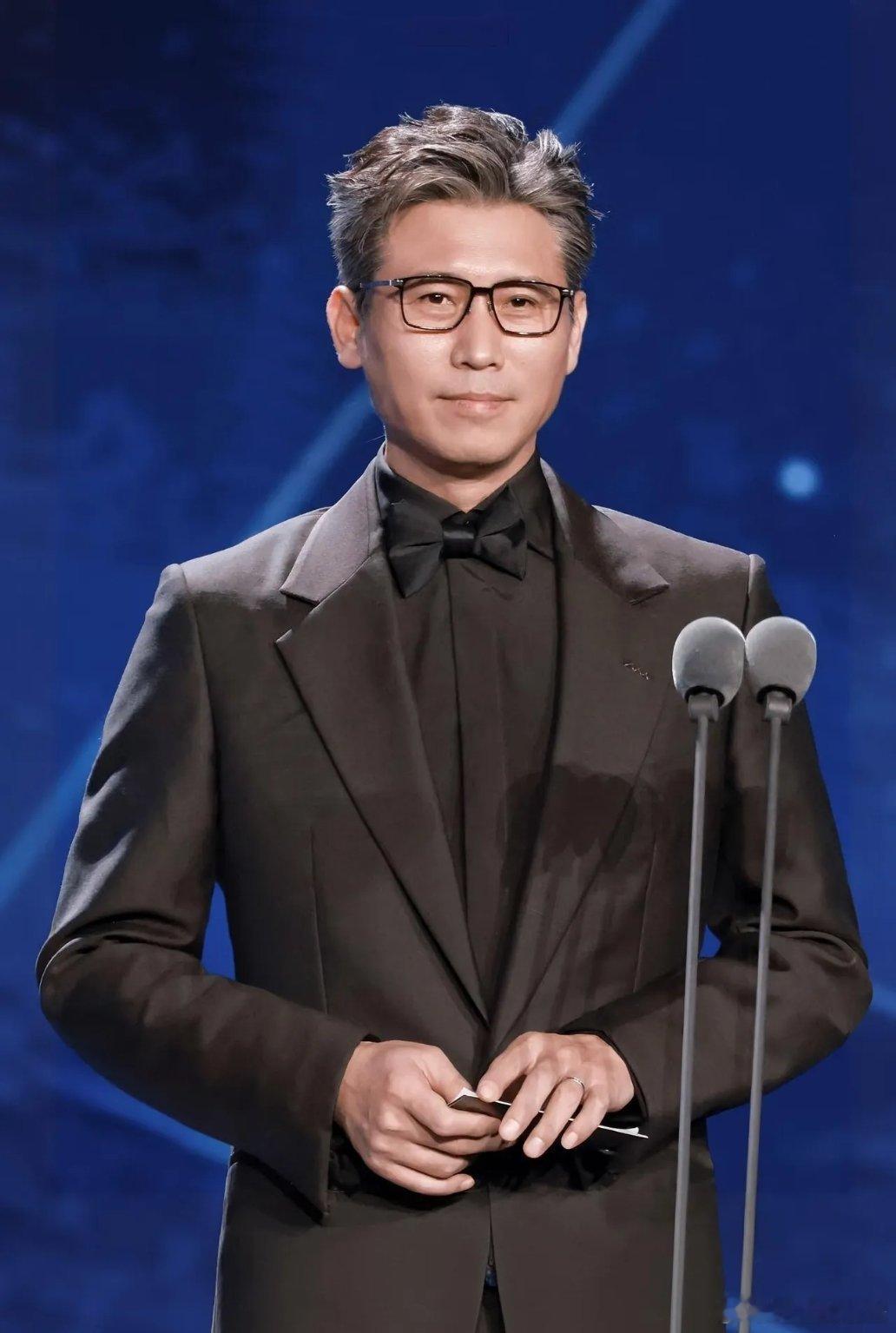 特地去查了一下李乃文，不查不知道，一查吓一跳，他真的很不容易。51岁的他，有5个