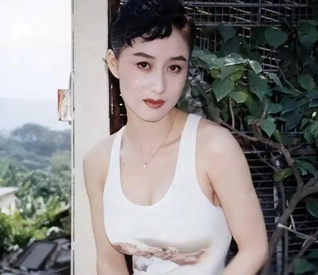 她真的很有女人味，凹凸有致肤若凝脂长相精致，确实是倾国倾城，怪不得赌王60多岁了