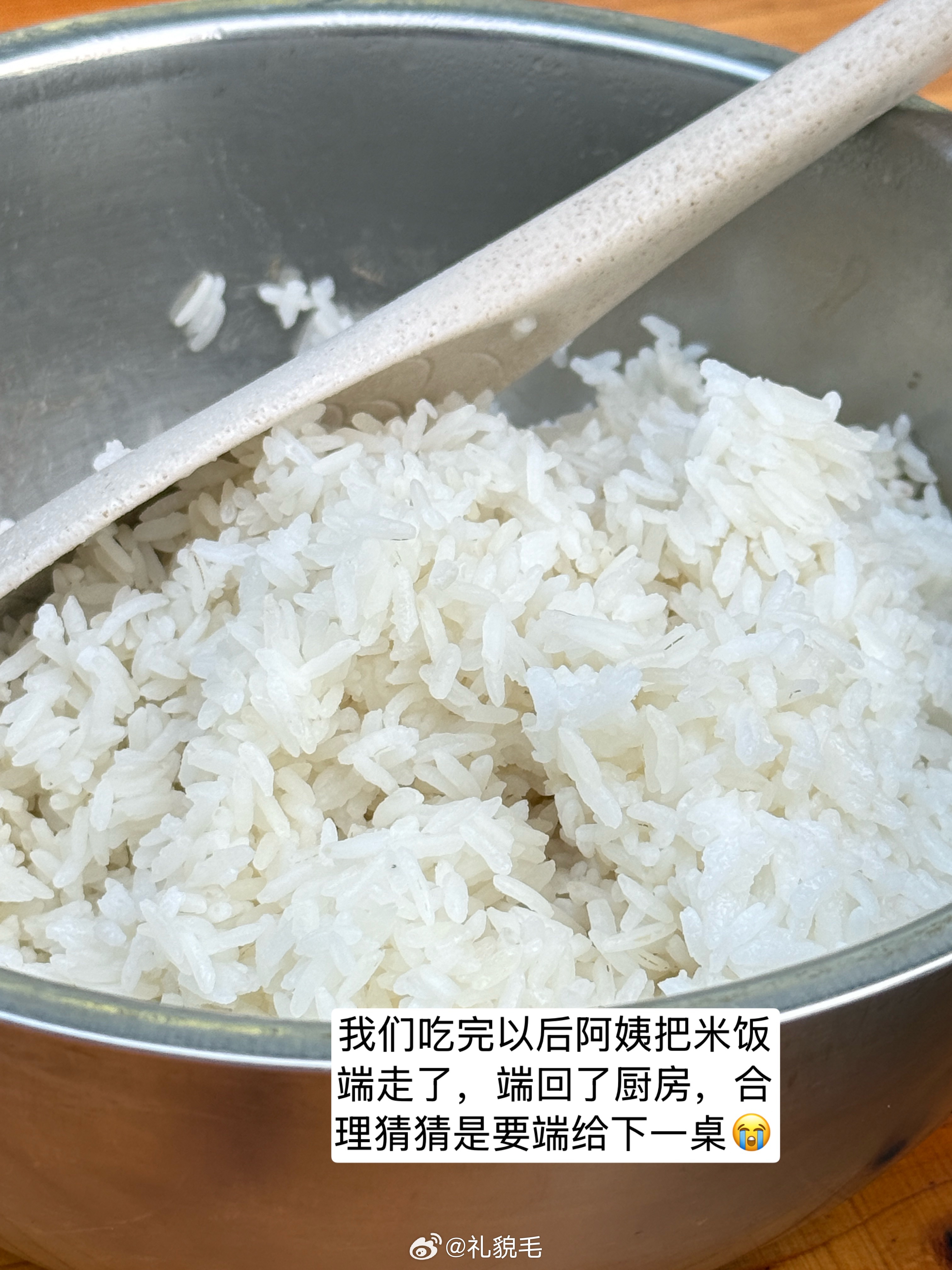 晚饭吃的大排档，总体感觉比较普通我们每次出门吃这种大油饭都会给球宝买三明治吃，孩