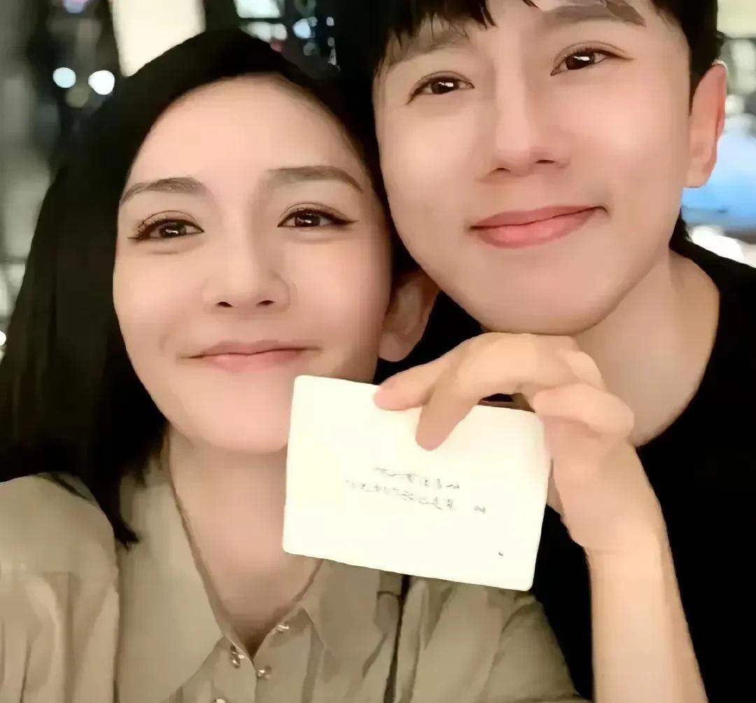 娱乐圈的模范夫妻又双叒叕整活了！这次不是撒狗粮，而是玩起了“婚姻危机”的梗。
