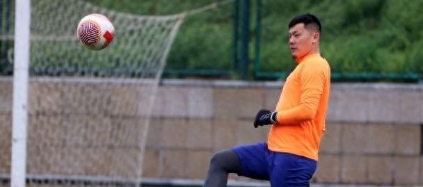 山东泰山教练组怕是陷入了选择性失明症晚期——主力门将王大雷累得眼袋掉到下巴，U2